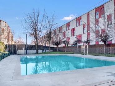 Flat with pool for sale in Calle Enrique Granados 13