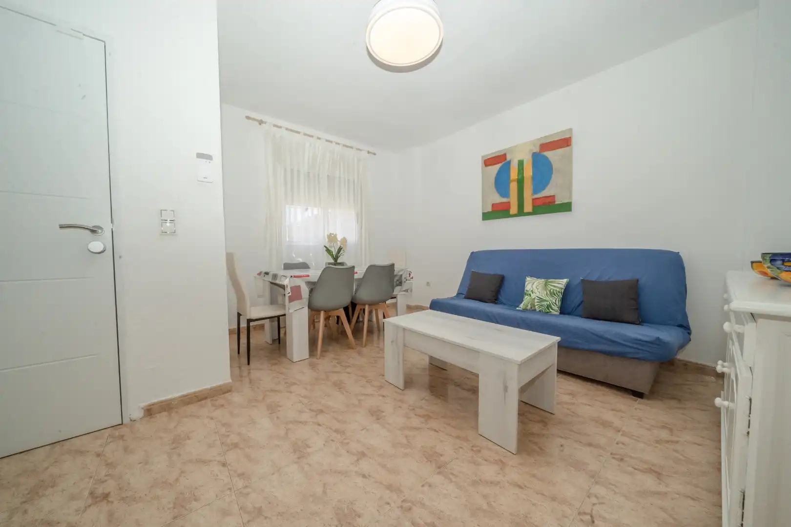 Sala de estar de Apartamento de alquiler en Torrevieja con Aire acondicionado, Terraza y Piscina