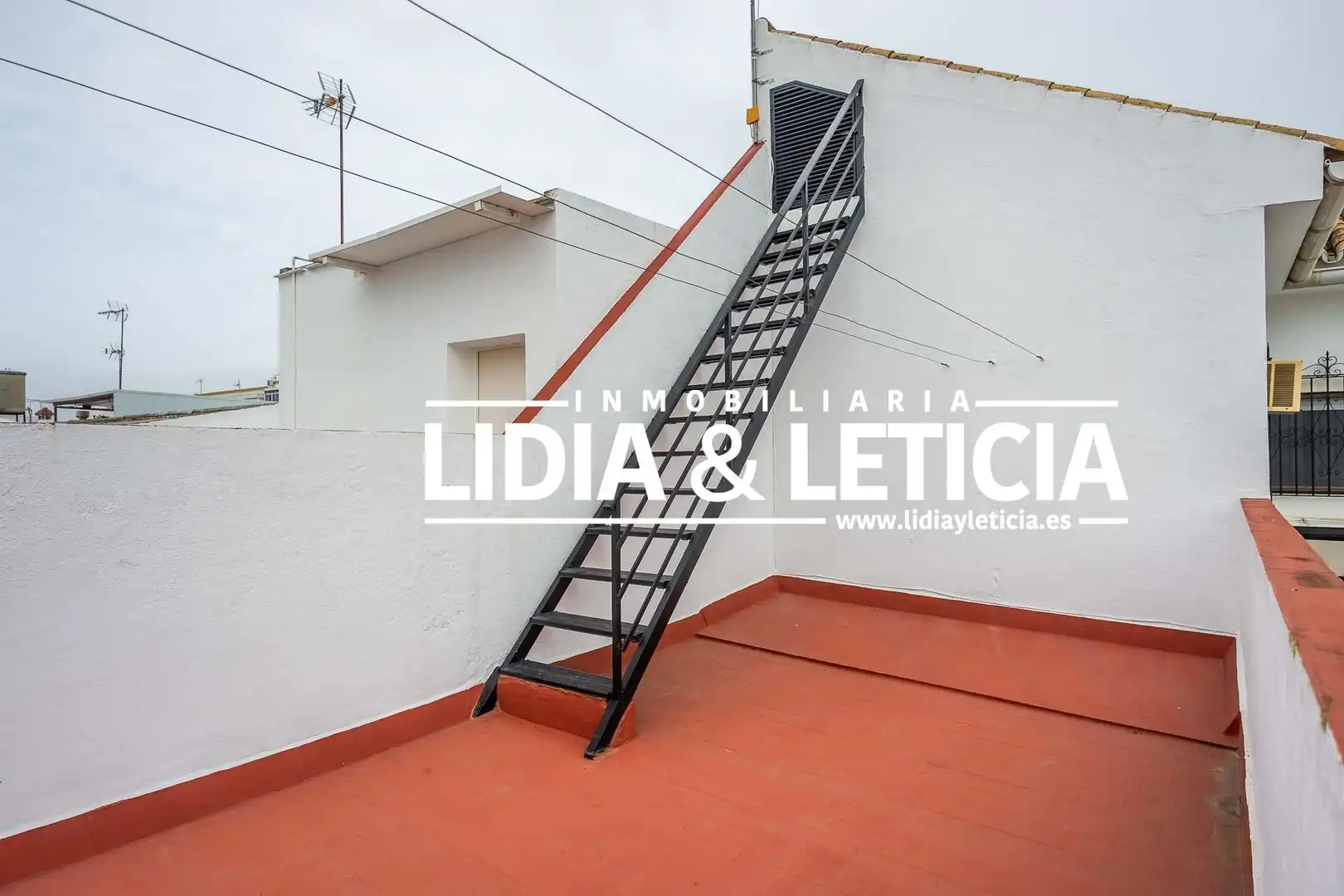 Vista exterior de Casa o xalet en venda en Alcalá de Guadaira amb Aire condicionat, Jardí privat i Terrassa