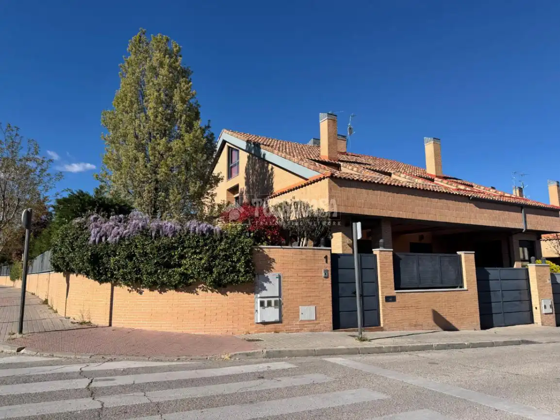 Vista exterior de Casa adosada en venda en Villanueva de la Cañada amb Aire condicionat, Calefacció i Jardí privat
