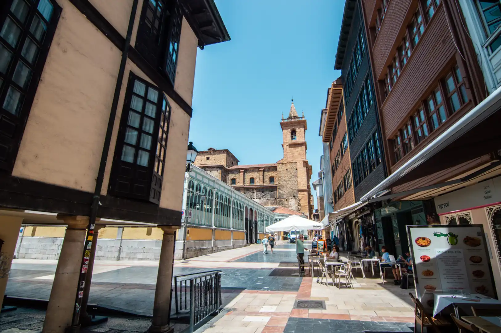 Vista exterior de Pis en venda en Oviedo  amb Calefacció, Parquet i Moblat