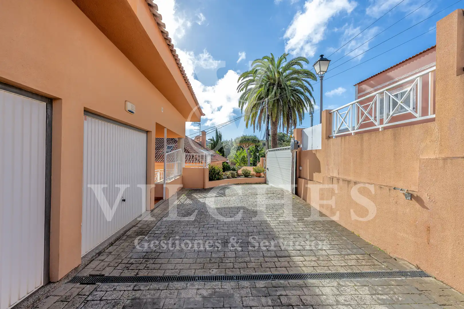 Vista exterior de Casa adosada en venda en Santa Brígida amb Aire condicionat, Jardí privat i Terrassa