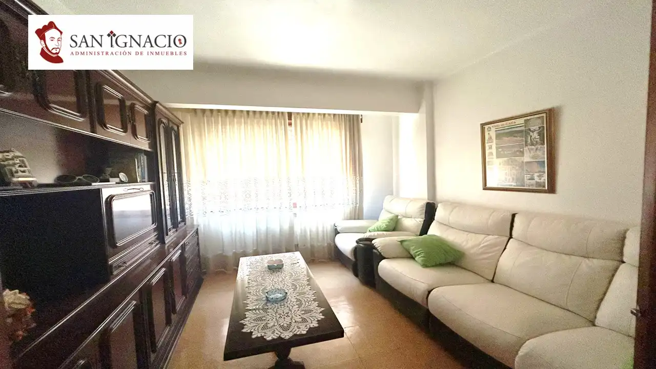 Sala d'estar de Pis en venda en Villarcayo de Merindad de Castilla la Vieja amb Terrassa i Moblat