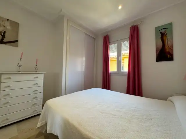 Dormitori de Apartament en venda en Chiclana de la Frontera amb Calefacció, Terrassa i Moblat