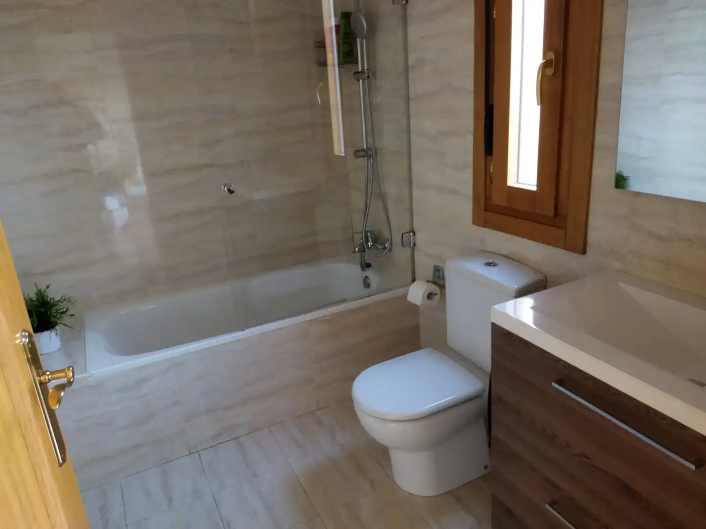 Bany de Àtic en venda en  Logroño amb Calefacció, Terrassa i Piscina