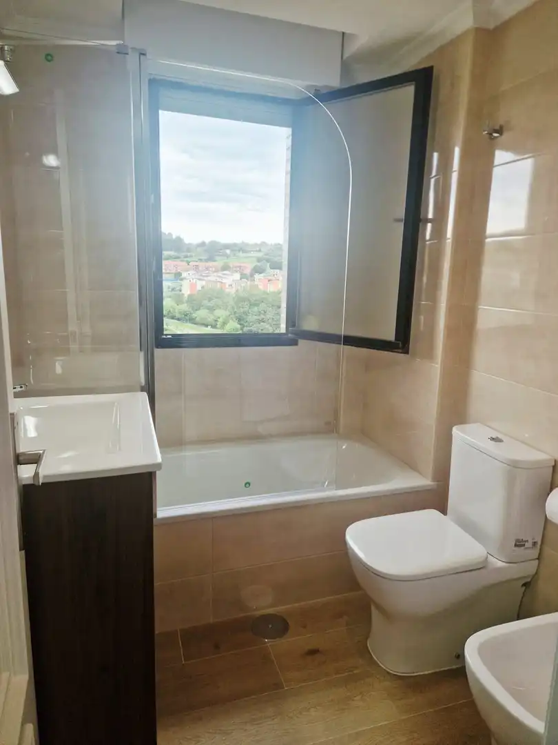 Badezimmer von Wohnung zur Miete in Castrillón mit Heizung und Parkett