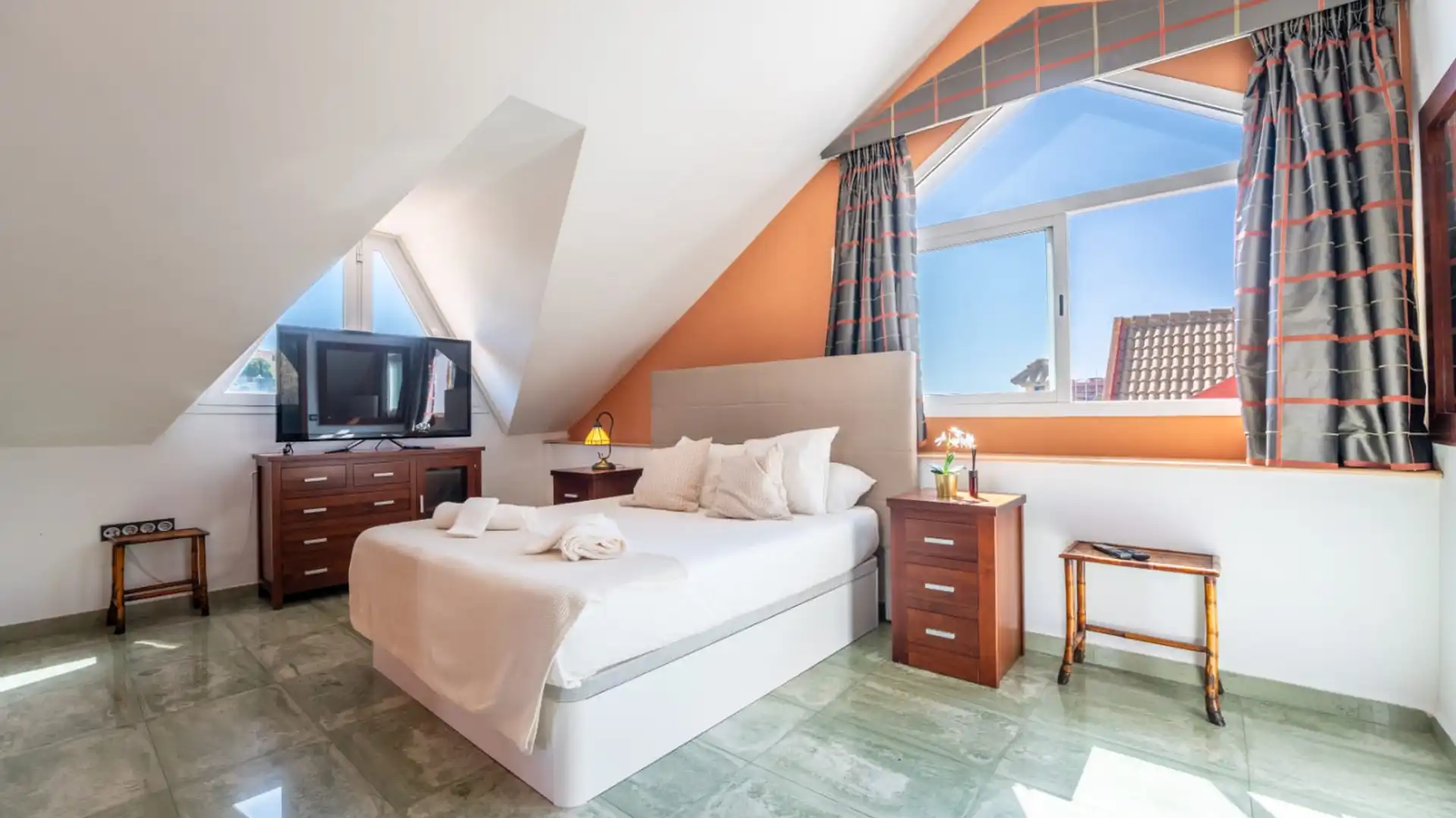 Dormitori de Casa adosada de lloguer en Benalmádena amb Aire condicionat, Terrassa i Piscina