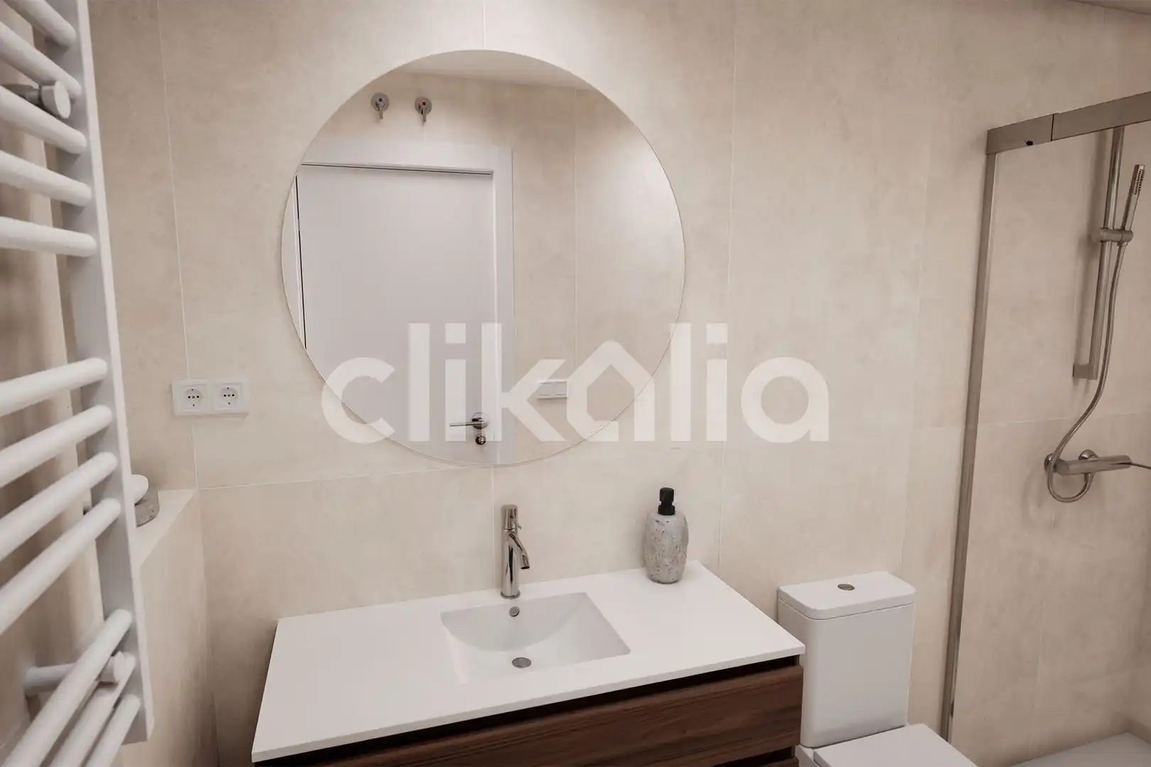 Bathroom of Flat for sale in Madrid  with Air Conditioner and Heating