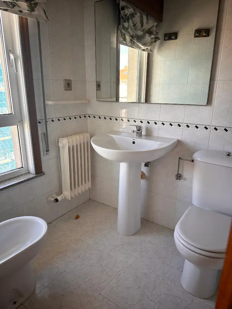 Bathroom of Duplexes for rent in Santiago de Compostela   with Heating, Parquet flooring and Oven