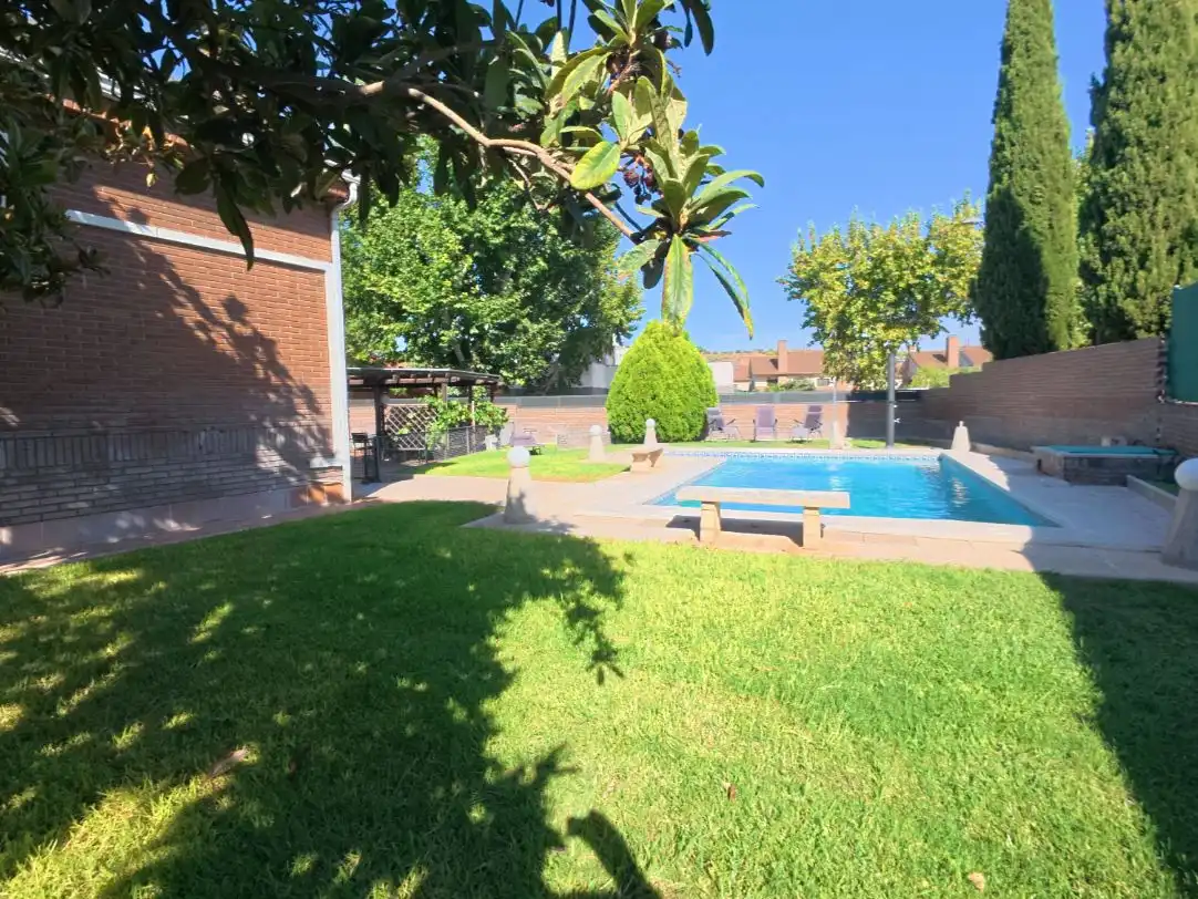 Swimming pool of Houses for sale in Camarma de Esteruelas, Madrid
