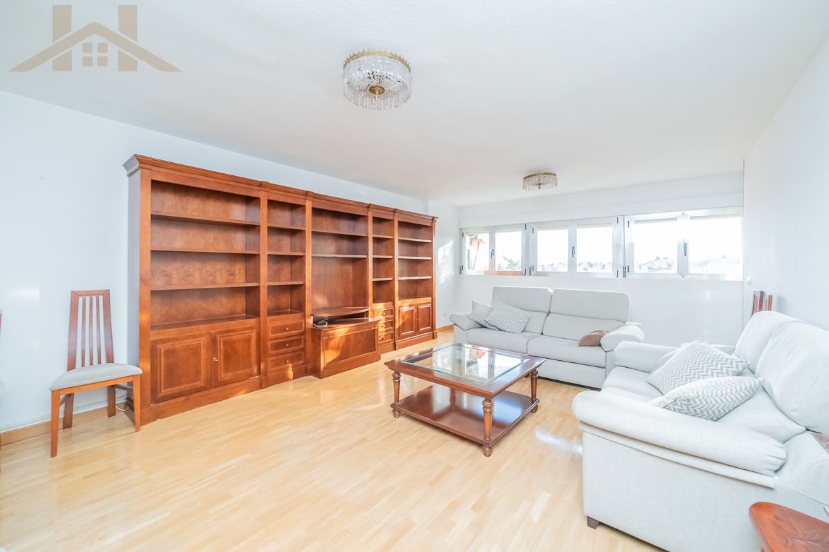 Sala d'estar de Àtic en venda en Majadahonda amb Calefacció, Parquet i Terrassa