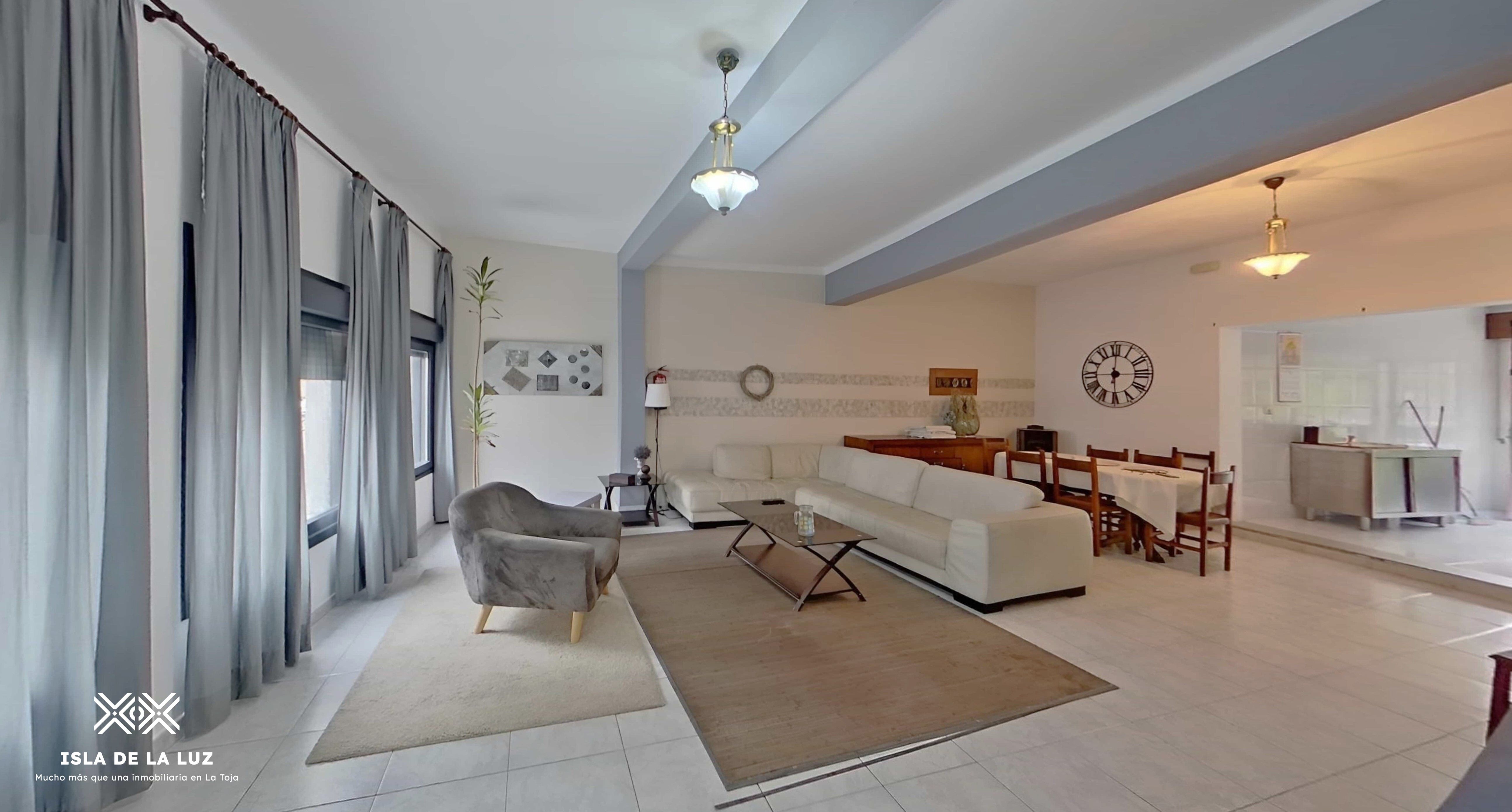 Sala d'estar de Casa adosada en venda en O Grove   amb Jardí privat, Terrassa i Moblat