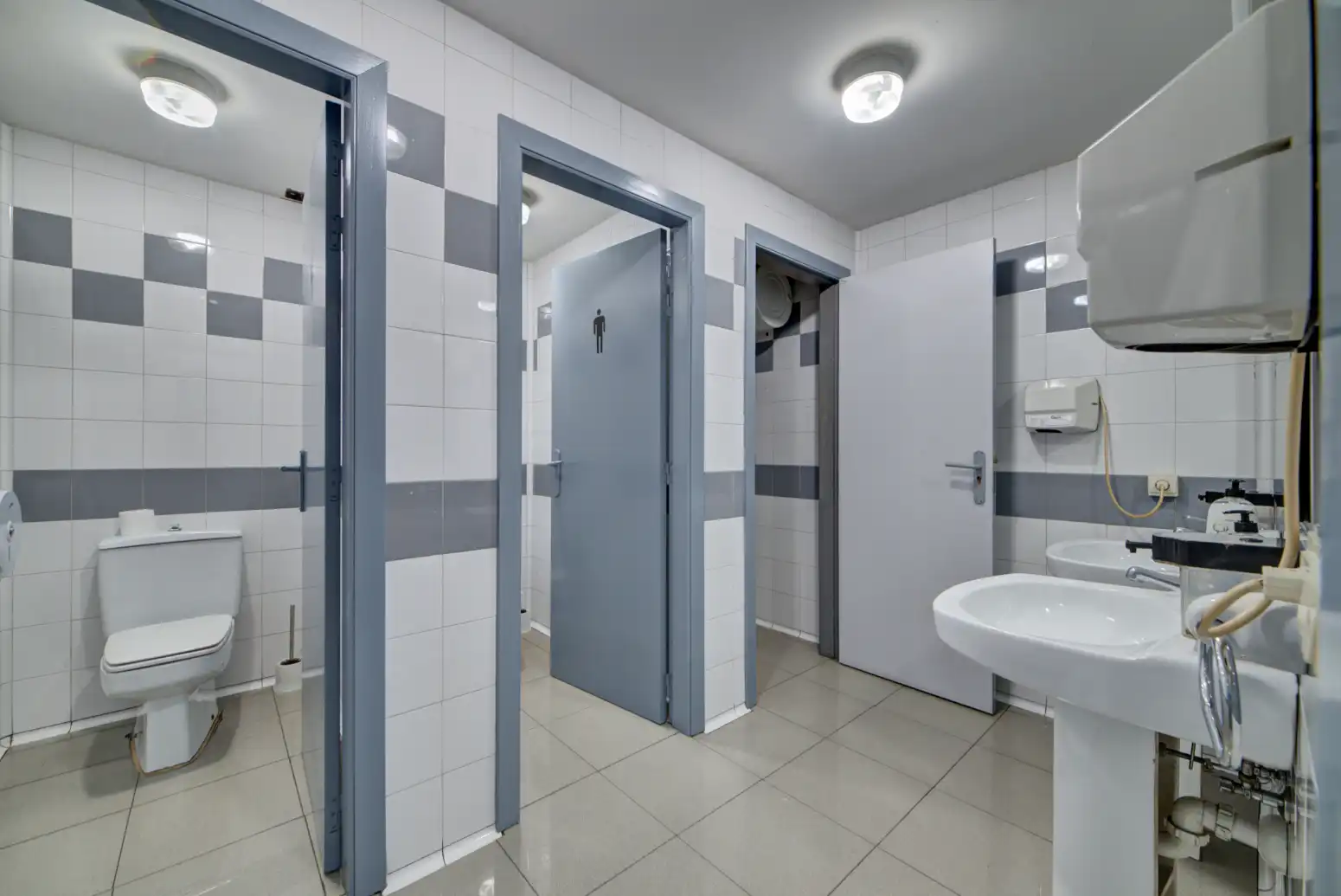 Badezimmer von Fabrikhallen zum Verkauf in Berriozar