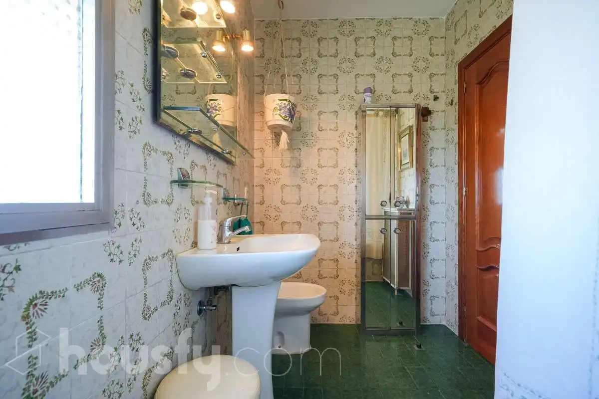 Bathroom of Flat for sale in Madrid  with Heating, Terrace and Storage room
