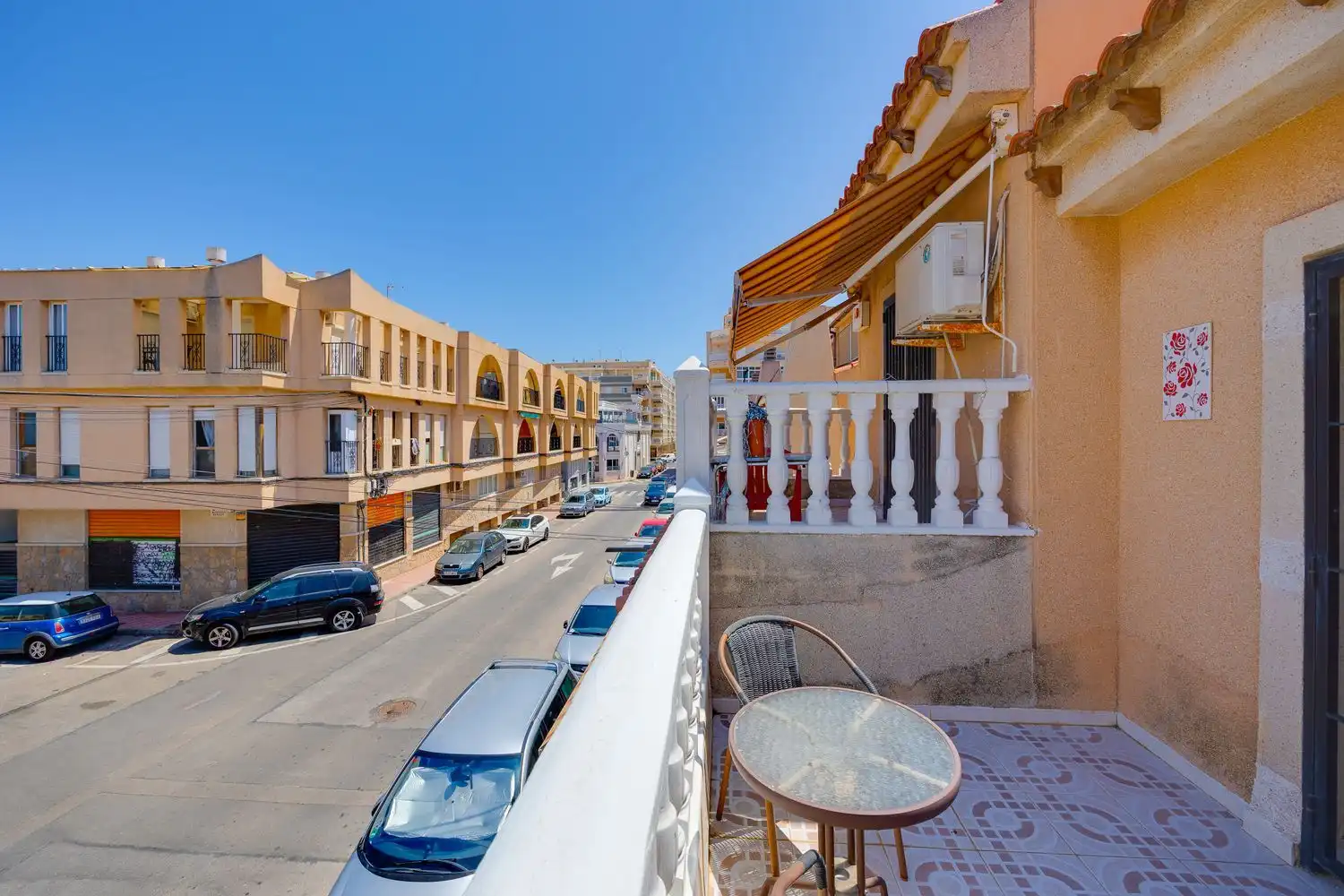 Außenansicht von Einfamilien-Reihenhaus zum Verkauf in Torrevieja mit Terrasse, Balkon und Gemeinschaftspool