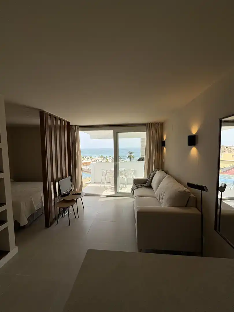 Sala d'estar de Estudi de lloguer en Estepona amb Aire condicionat