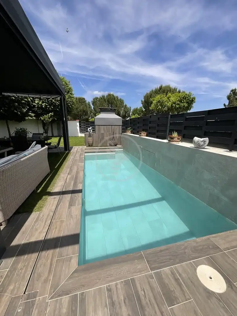 Piscina de Casa o xalet en venda en Linares amb Aire condicionat