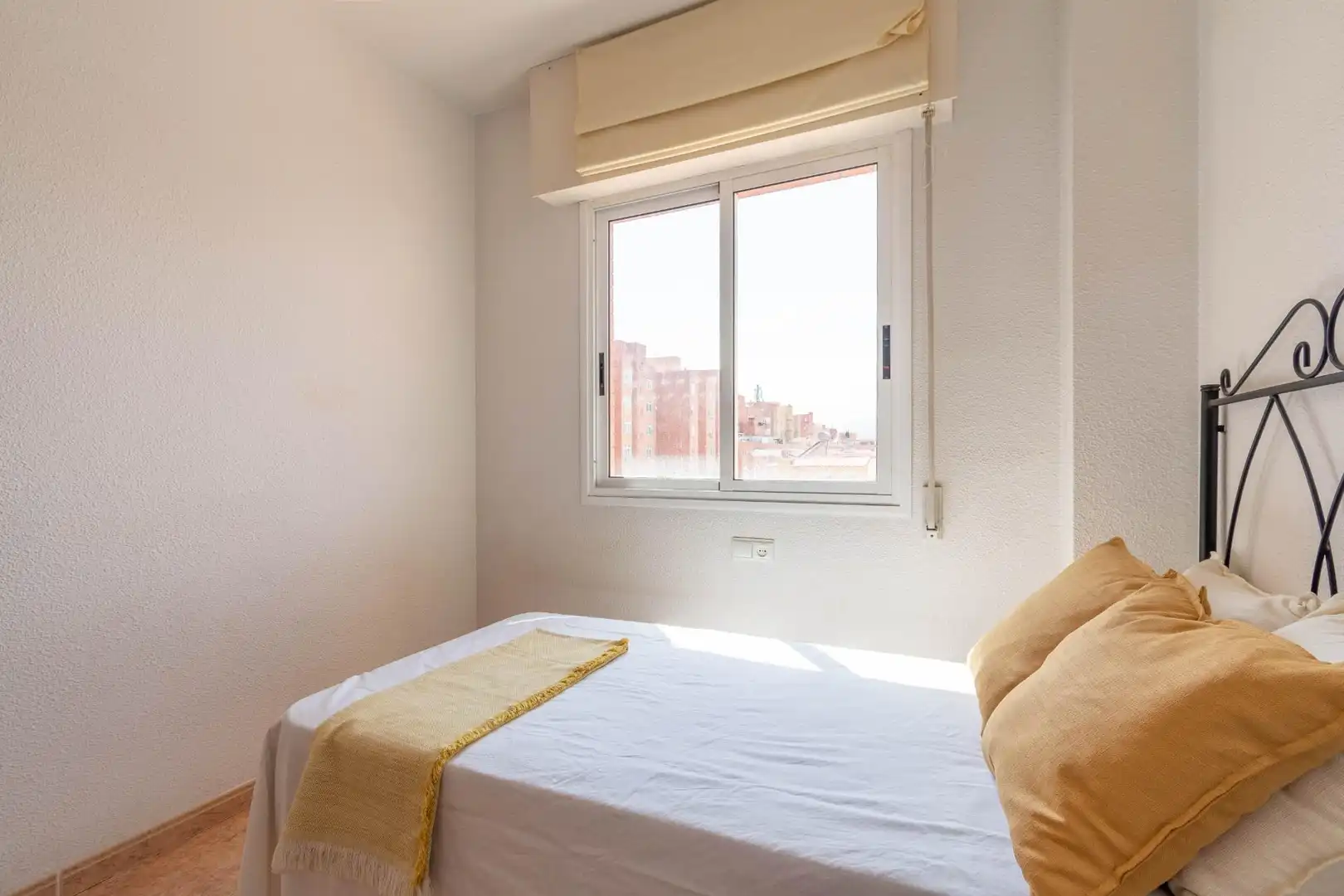 Habitación de Piso en venta en Almería con Terraza y Amueblado