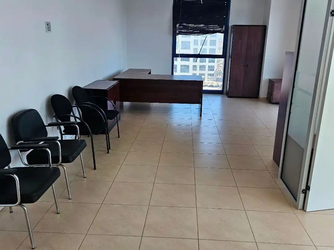 Büro zur Miete in Sevilla mit Klimaanlage, Heizung und Möbliert