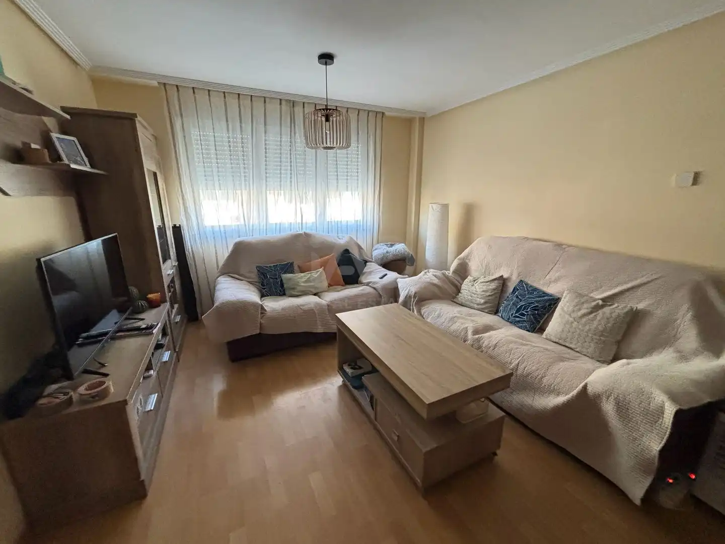 Sala d'estar de Casa adosada en venda en Chozas de Abajo amb Calefacció