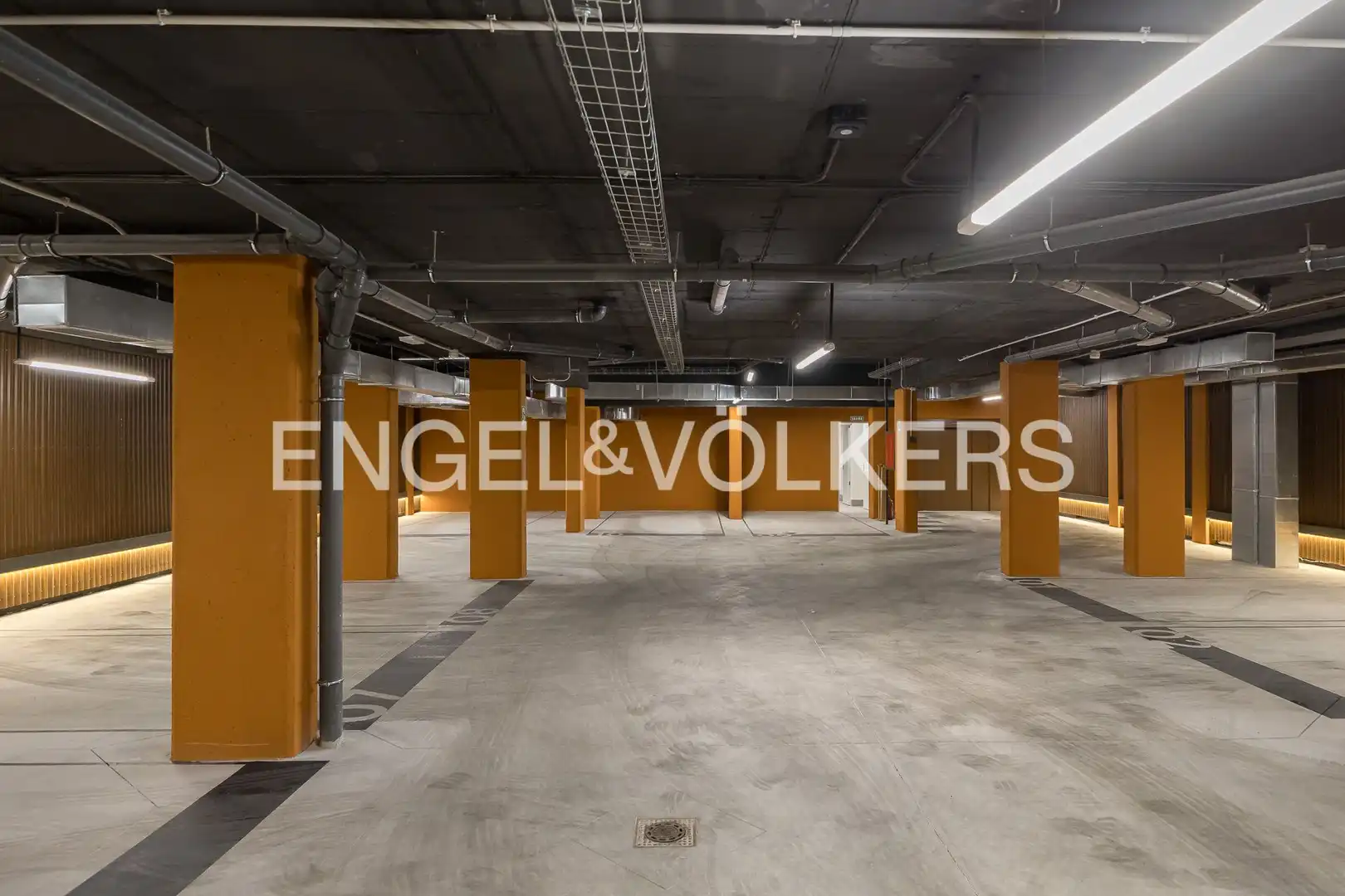 Parking de Piso en venta en Madrid con Aire acondicionado, Calefacción y Jardín privado