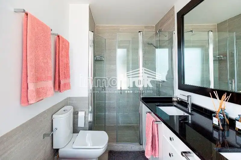 Badezimmer von Dachboden zur Miete in La Moraleja mit Klimaanlage, Heizung und Abstellraum