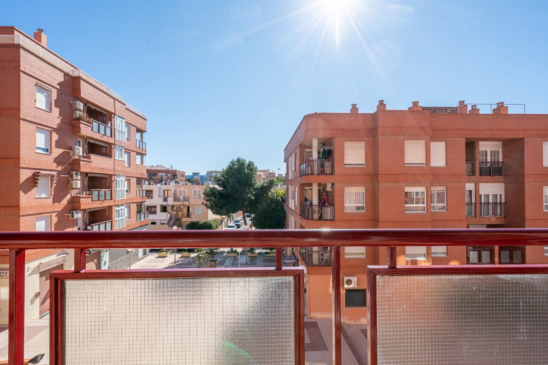 Vista exterior de Piso de alquiler en  Almería Capital con Amueblado