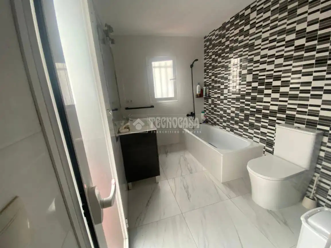 Baño de Casa adosada en venta en Sanlúcar la Mayor