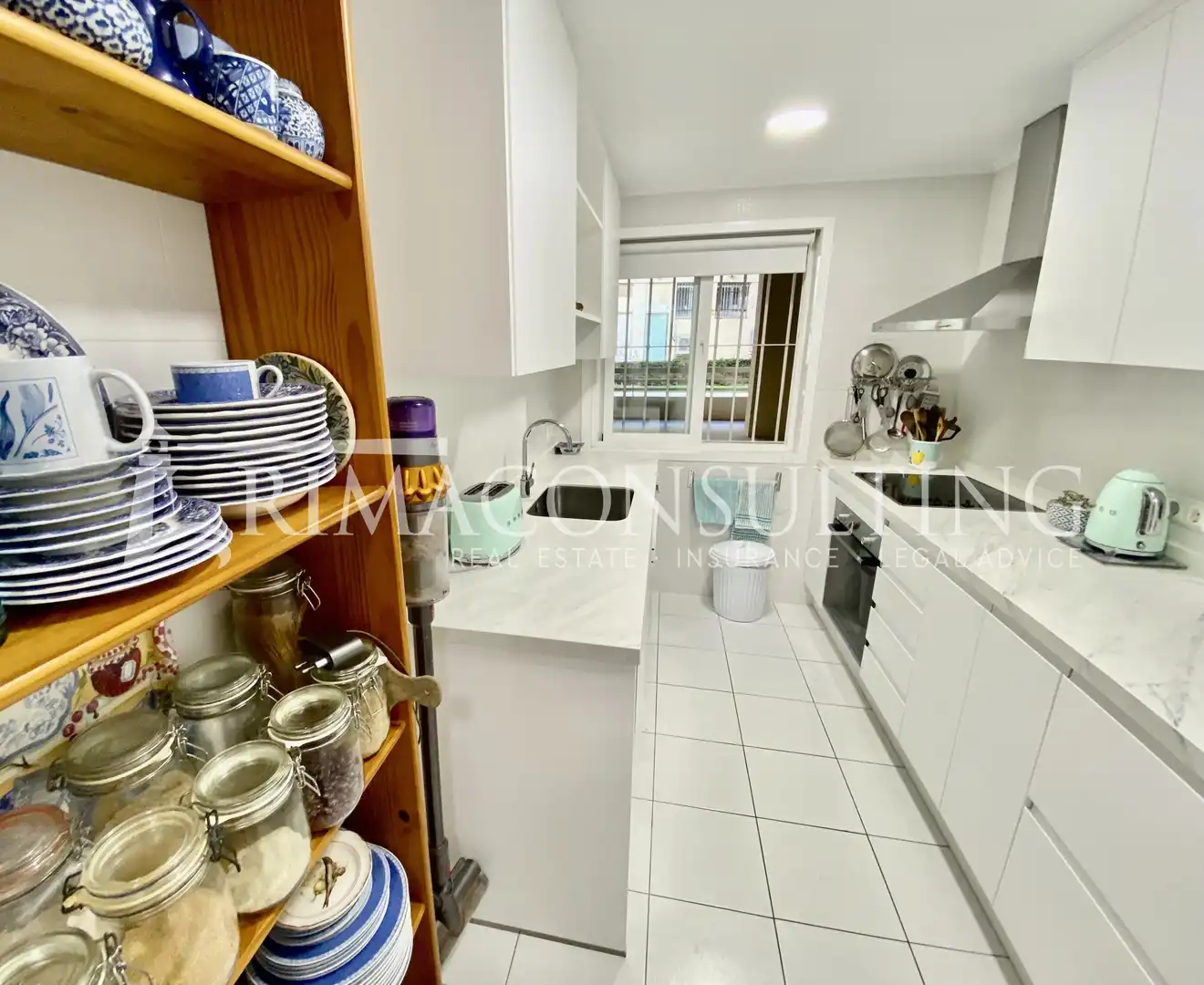 Küche von Erdgeschoss zum Verkauf in Marbella mit Klimaanlage, Privatgarten und Terrasse