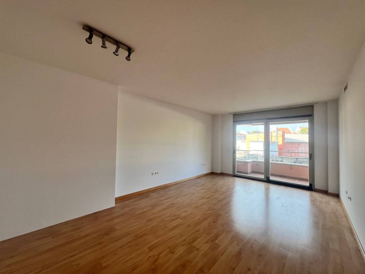 Sala d'estar de Pis de lloguer en Manresa amb Calefacció, Parquet i Balcó