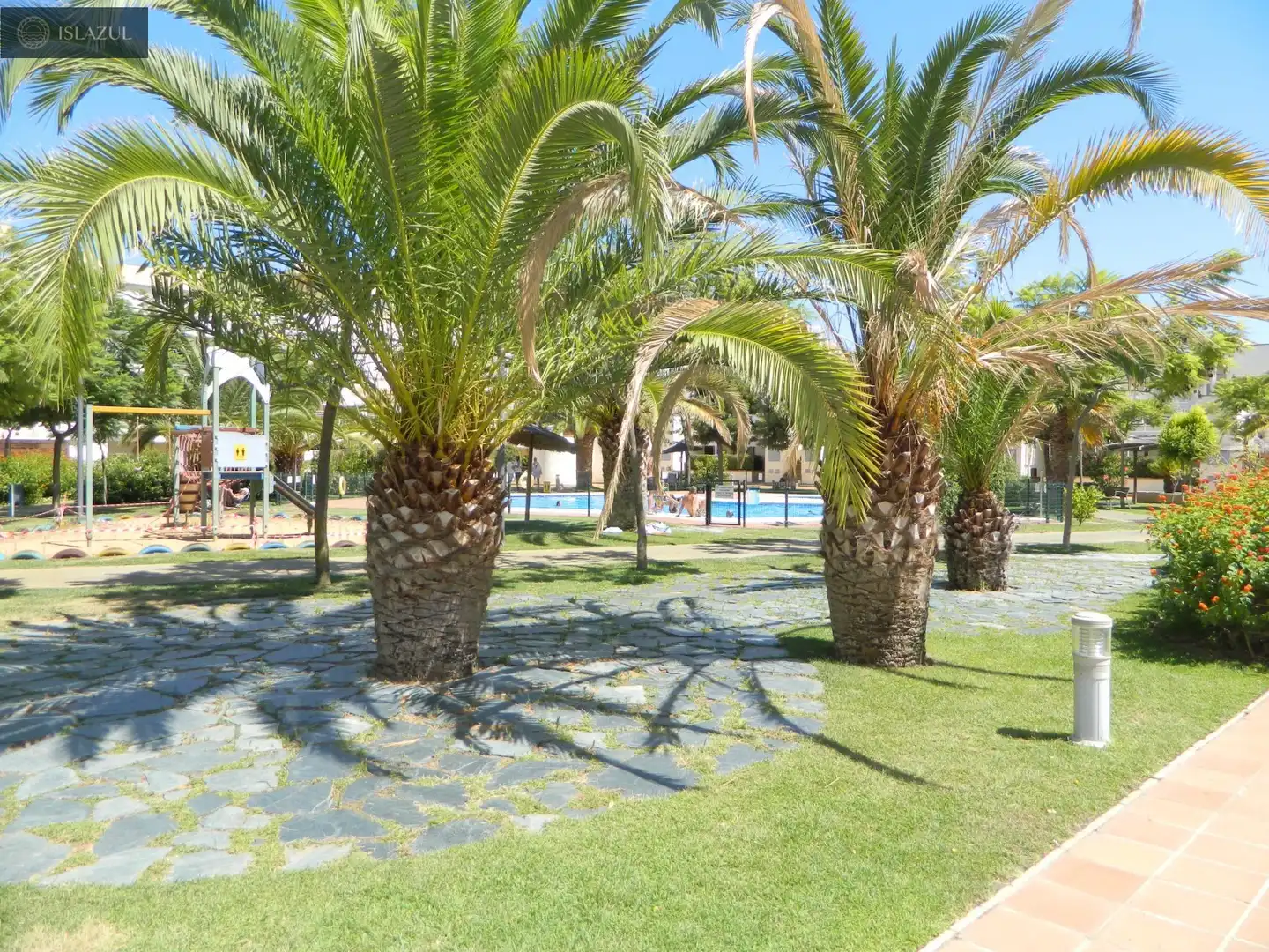 Piscina de Casa adosada en venda en Isla Cristina amb Aire condicionat, Calefacció i Jardí privat