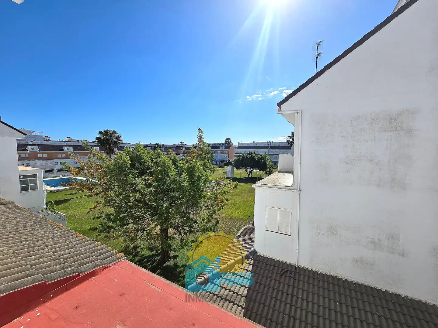 Vista exterior de Casa adosada en venta en Punta Umbría con Terraza, Balcón y Piscina comunitaria