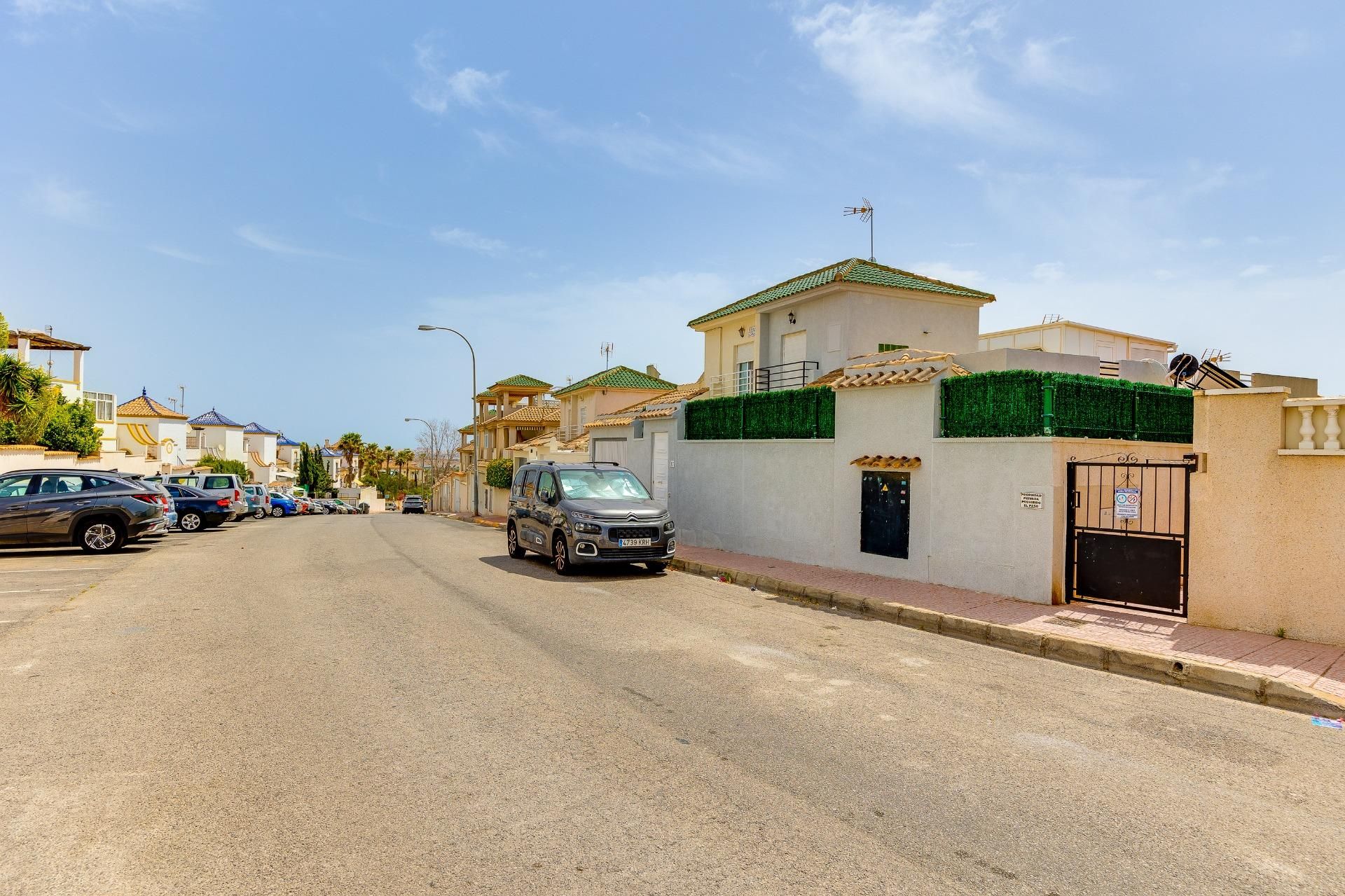 Vista exterior de Casa o xalet en venda en Torrevieja amb Aire condicionat, Jardí privat i Terrassa