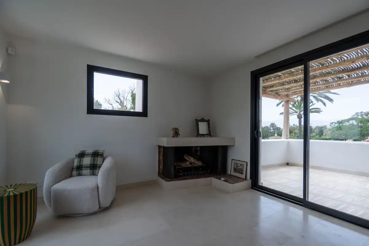 Sala d'estar de Casa adosada en venda en Marbella amb Aire condicionat, Terrassa i Traster