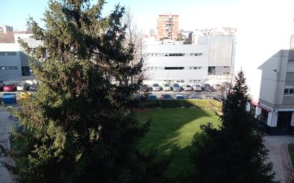 Vista exterior de Pis en venda en  Logroño amb Calefacció, Terrassa i Moblat