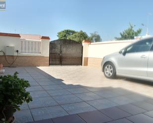 Vista exterior de Casa adosada en venda en Chipiona amb Aire condicionat, Calefacció i Terrassa