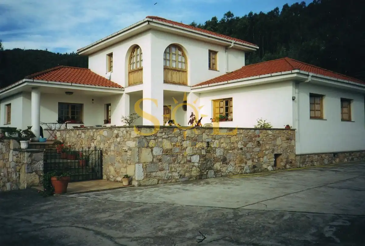 Vista exterior de Casa o xalet en venda en Pravia amb Calefacció i Jardí privat