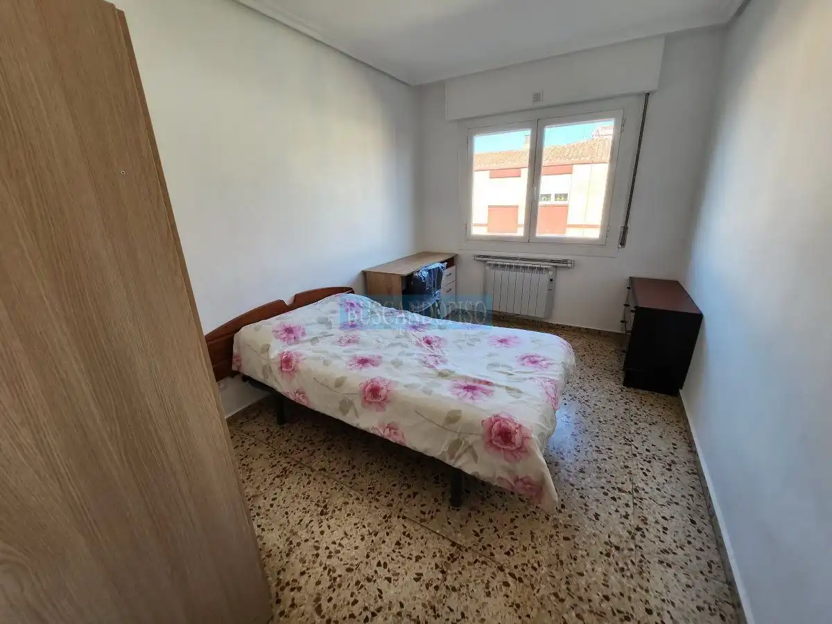 Dormitori de Pis de lloguer en  Logroño amb Calefacció, Terrassa i Moblat