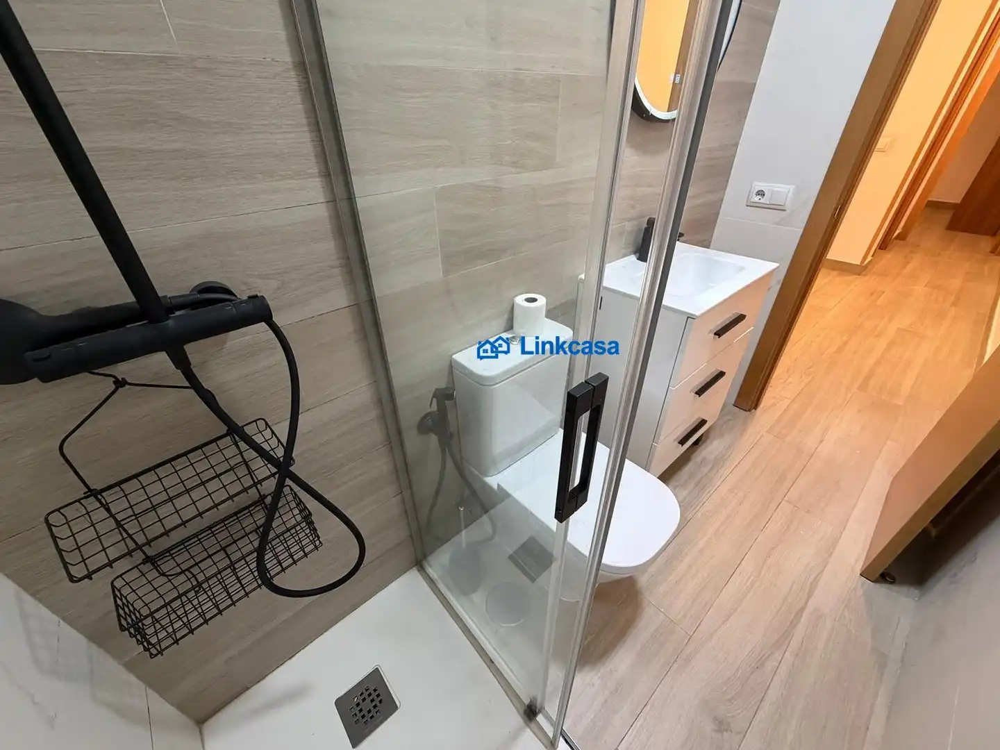 Bathroom of Flat for sale in Madrid  with Air Conditioner and Heating