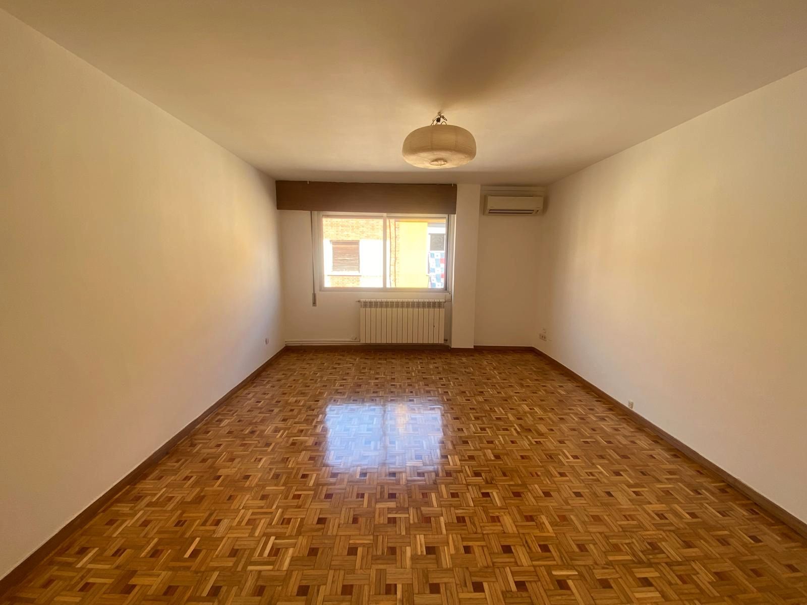 Sala de estar de Piso de alquiler en  Madrid Capital con Aire acondicionado, Calefacción y Horno