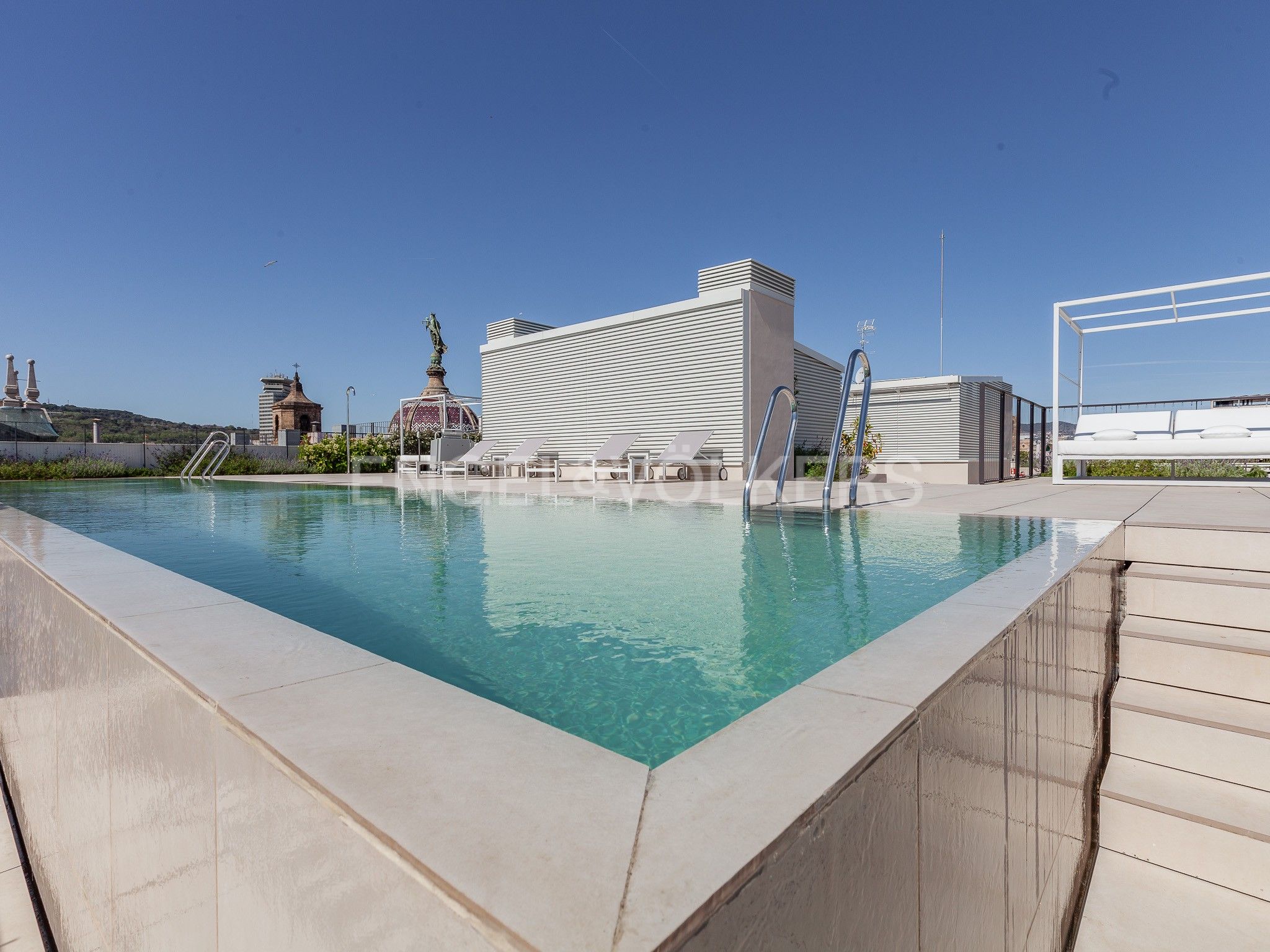 Piscina de Apartament de lloguer en  Barcelona Capital amb Aire condicionat, Calefacció i Parquet