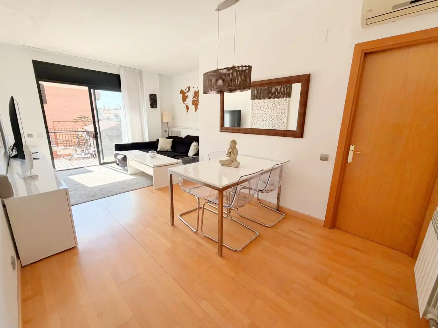 Außenansicht von Wohnung zum Verkauf in Sant Feliu de Llobregat mit Klimaanlage, Heizung und Parkett