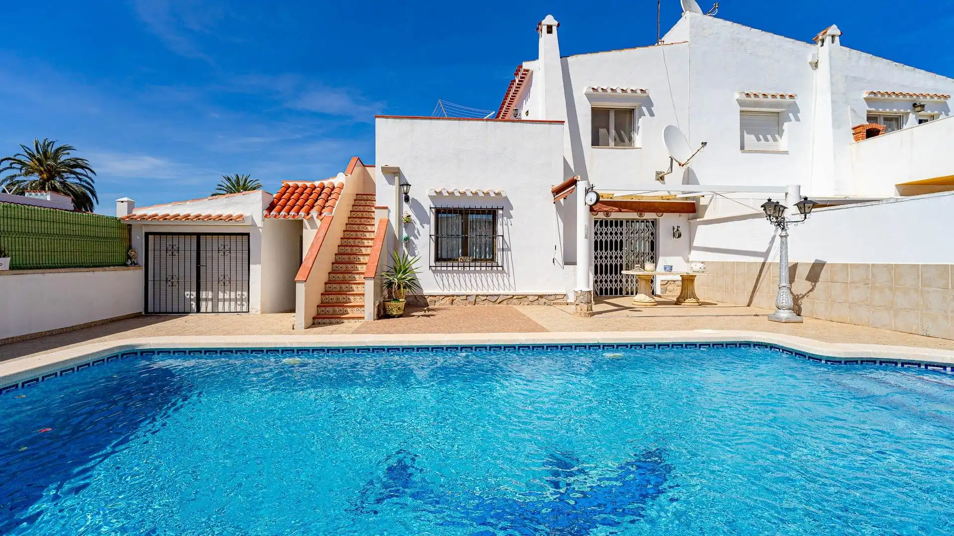 Piscina de Casa adosada en venta en Torrevieja con Jardín privado, Trastero y Piscina