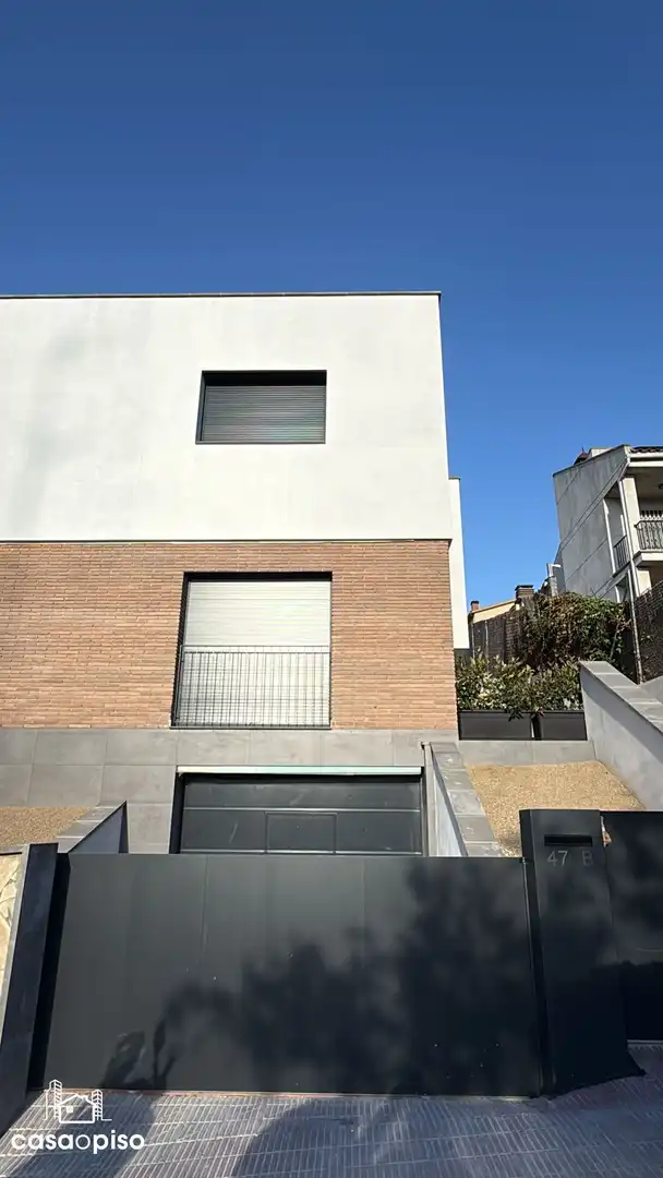 Vista exterior de Casa adosada en venda en Terrassa amb Aire condicionat, Calefacció i Jardí privat