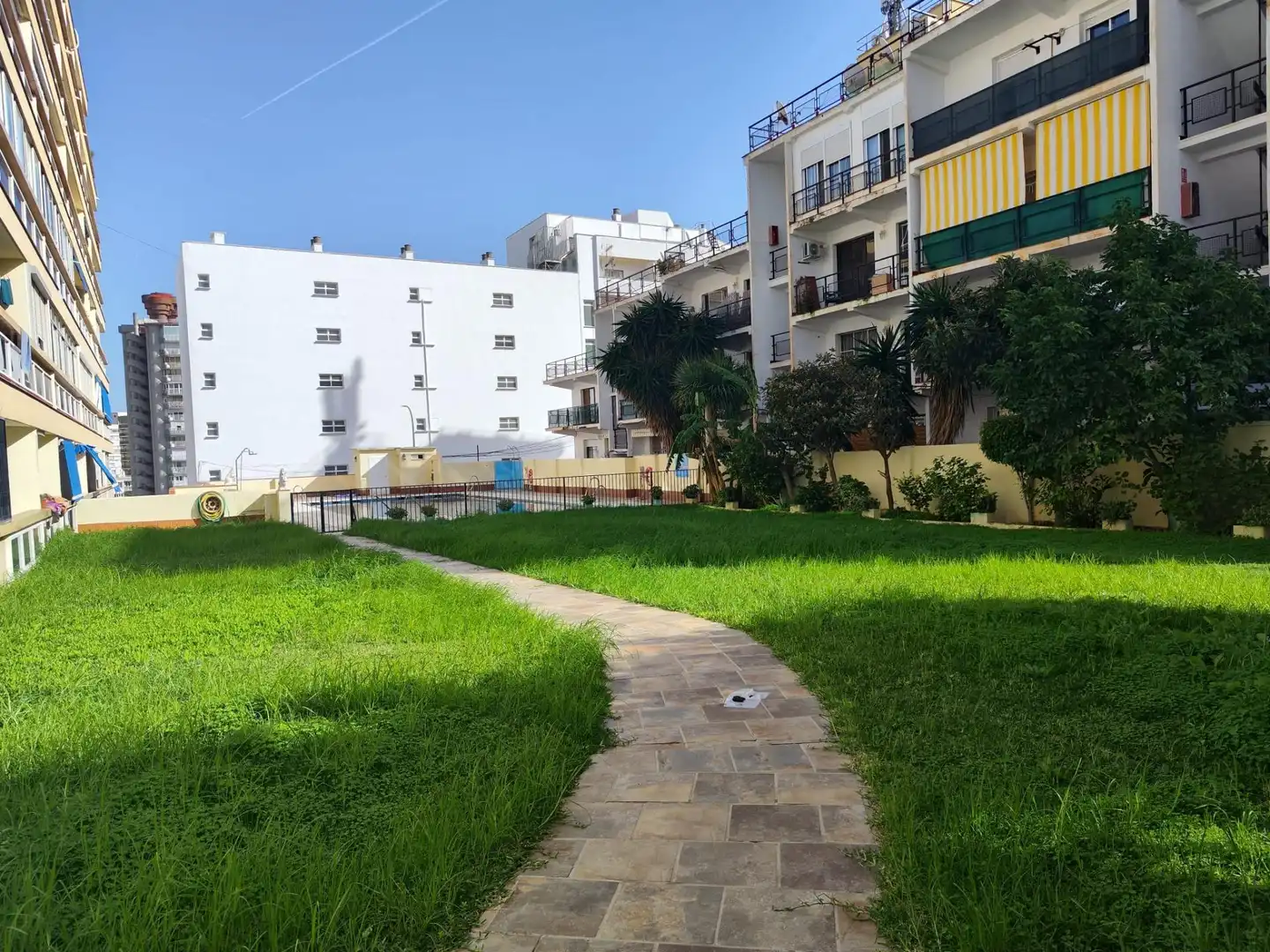 Außenansicht von Wohnung zum Verkauf in Torremolinos mit Klimaanlage, Privatgarten und Terrasse