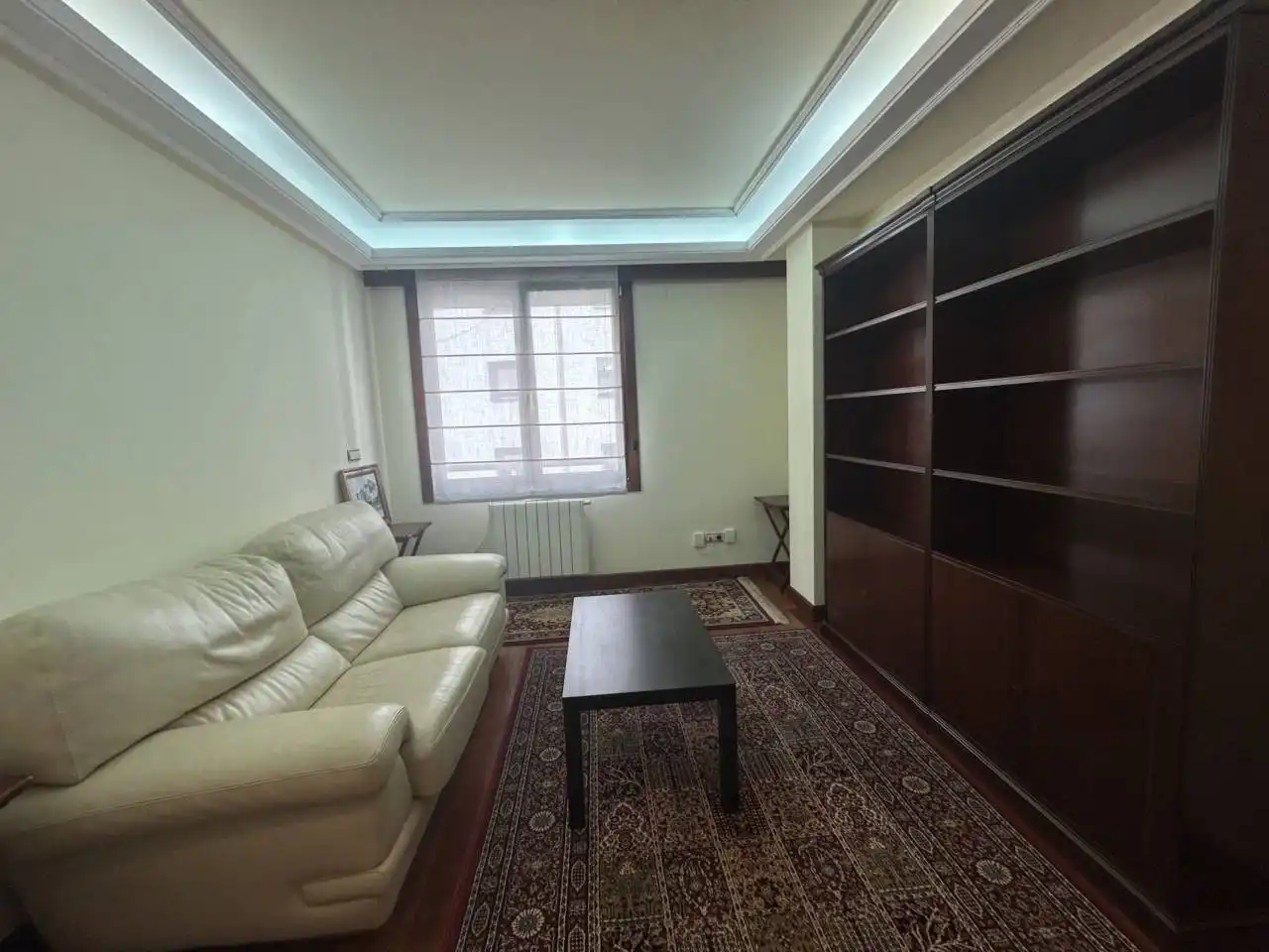 Sala d'estar de Apartament en venda en Oviedo  amb Calefacció, Parquet i Moblat