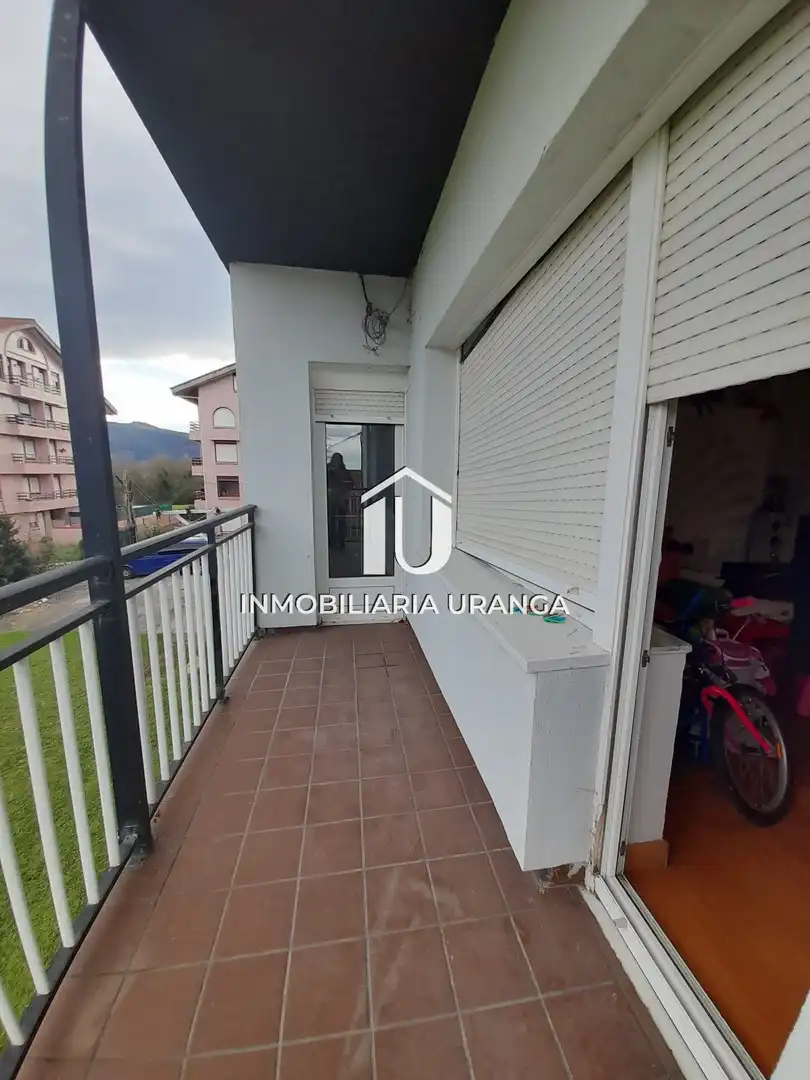 Vista exterior de Pis en venda en Bárcena de Cicero amb Calefacció, Terrassa i Moblat