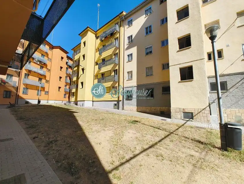 Vista exterior de Piso en venta en Segovia con Calefacción, Parquet y Terraza