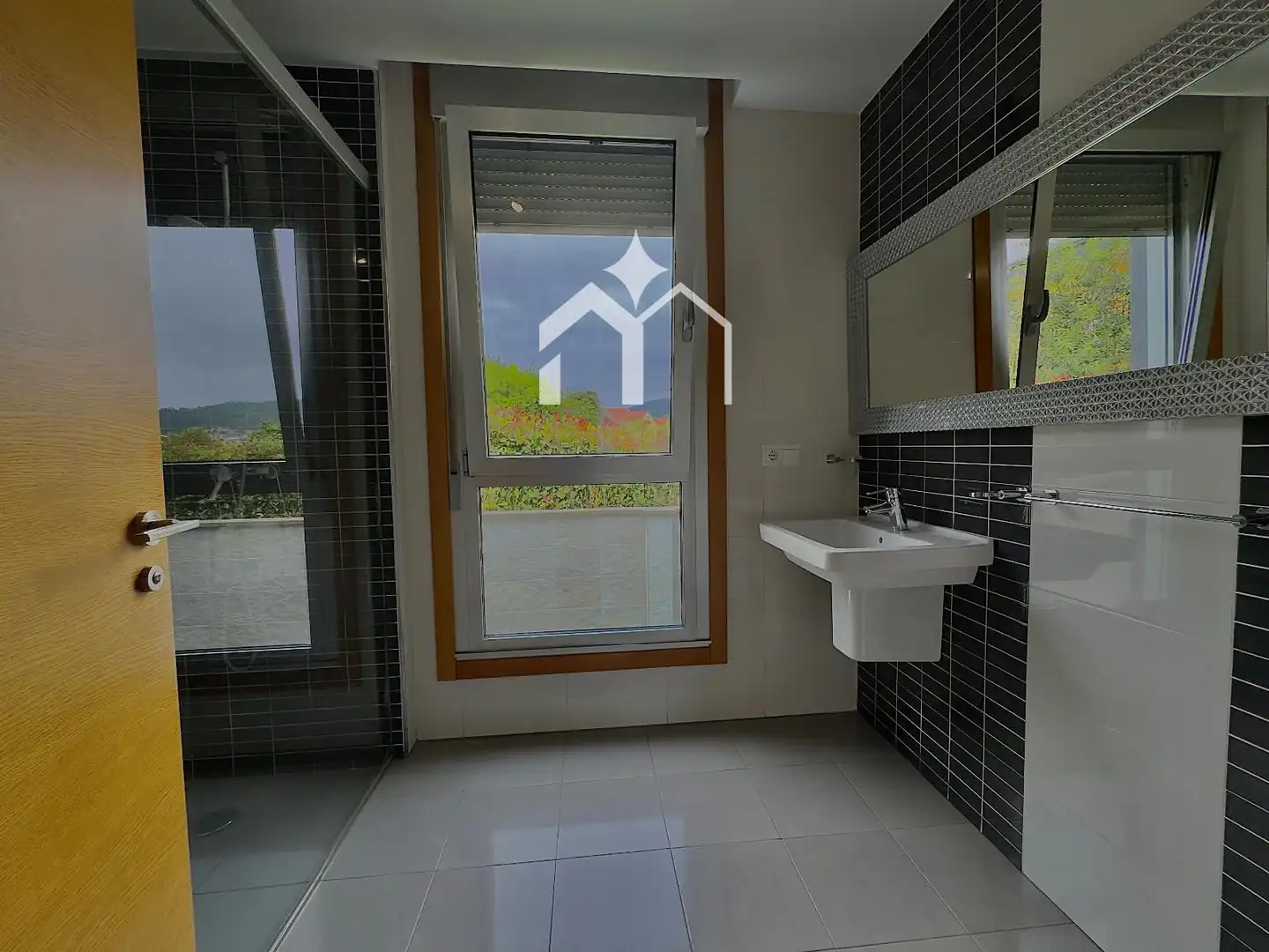 Bany de Casa o xalet en venda en Cangas  amb Calefacció, Parquet i Terrassa