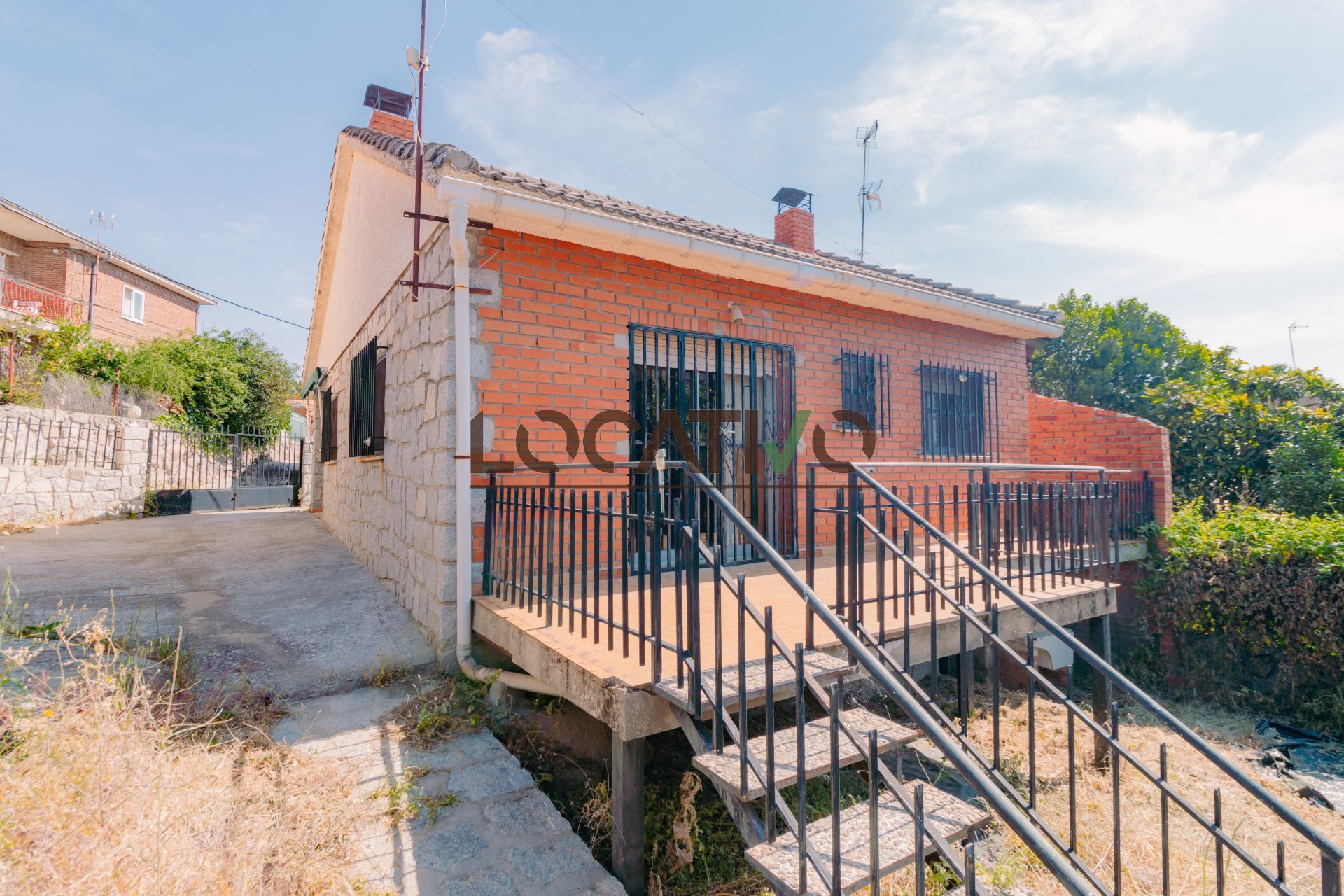 Vista exterior de Casa o xalet en venda en Fresnedillas de la Oliva amb Calefacció, Jardí privat i Terrassa